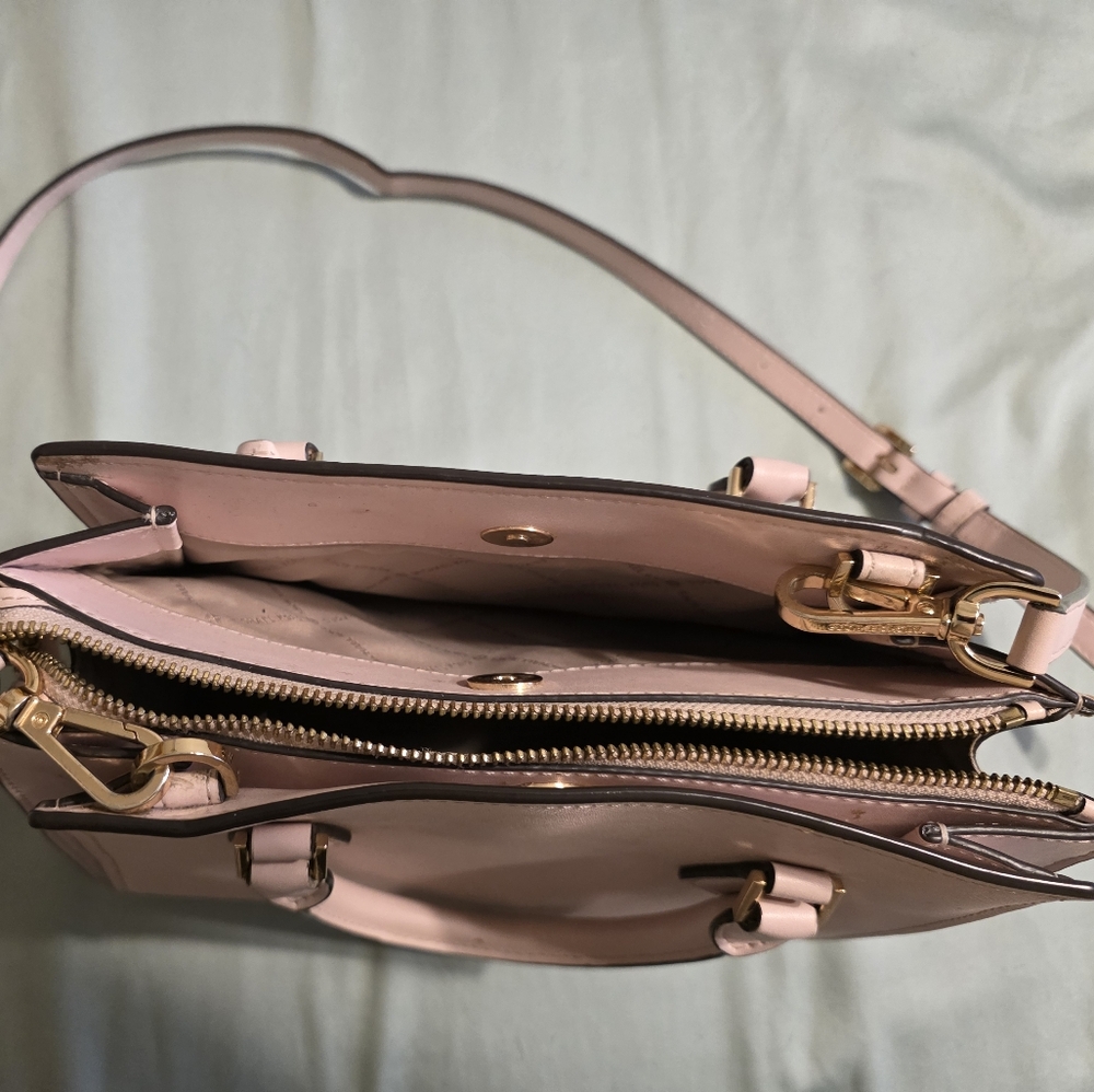 Micheal Kors Purse - Picture 6 of 7